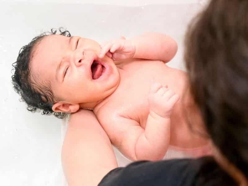 How To Bathe Newborn Without Tub (2)