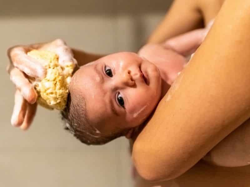 How To Bathe Newborn Without a Tub (1)