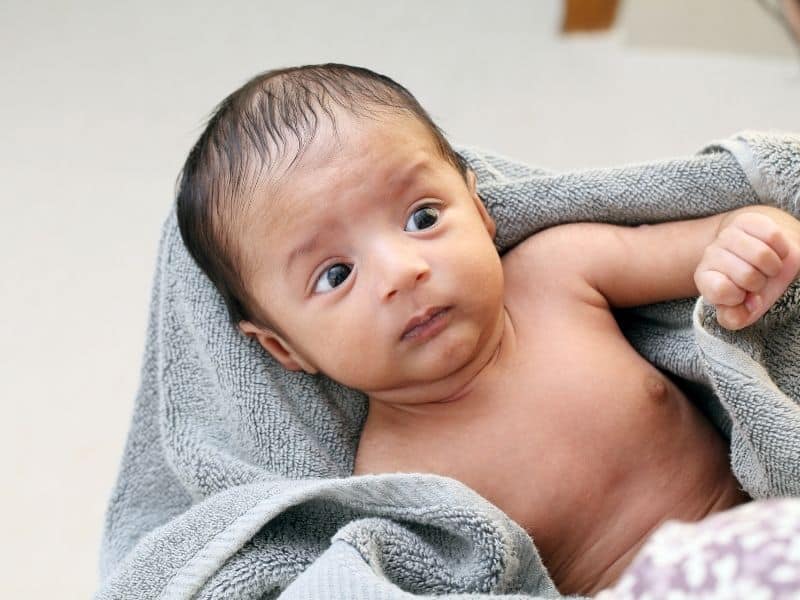 How To Bathe Newborn Without a Tub (3)